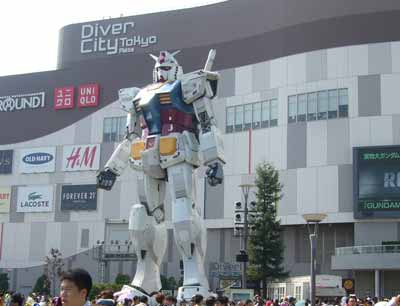 建物の前に立つガンダム