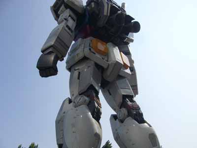 ガンダムを見上げる